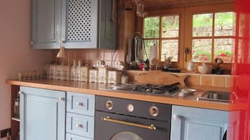 Huis (Two Bedroom House) | Privékeuken | Een koelkast