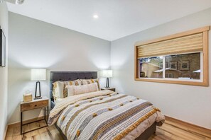 2 bedrooms, travel cot, free WiFi, bed sheets