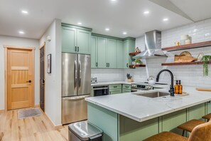 Kühlschrank, Mikrowelle, Ofen, Herdplatte