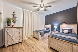 3 habitaciones, escritorio, tabla de planchar con plancha y wifi gratis 