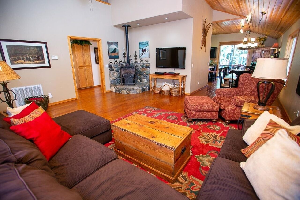 Smart TV, chimenea, libros, monitor de computadora