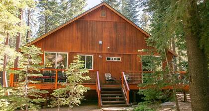 Cozy 3-bedroom/3 -bath bungalow in welcoming Truckee with Heating, WiFi