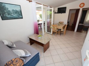 Apartment (Three Bedroom Apartment) | Living room | 32-inch flat-screen TV with satellite channels - Apartments Roksandić (Vir)