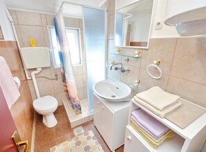 Apartment (Three Bedroom Apartment) | Bathroom | Shower, towels - Apartments Roksandić (Vir)