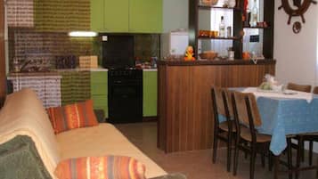 Apartamento (Two Bedroom Apartment) | Sala de estar | Televisión de pantalla plana de 32 pulgadas con canales por satélite
