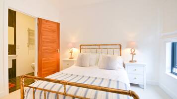 4 habitaciones, tabla de planchar con plancha y cuna de viaje
