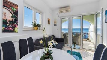 Apartment (One Bedroom Apartment 2) | Dining room