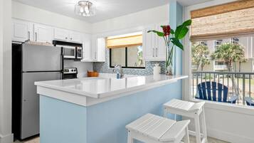 KĂŒhlschrank, Mikrowelle, Ofen, Herdplatte