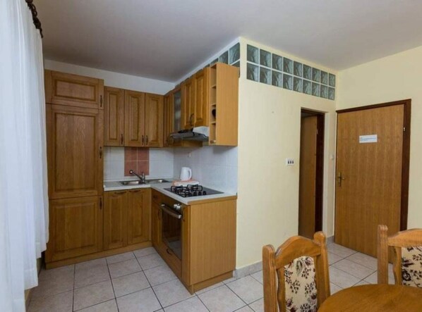 Apartamento (Four Bedroom Apartment) | Cocina privada | Frigorífico
