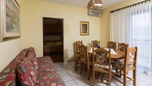 อพาร์ทเมนท์ (Four Bedroom Apartment) | ห้องรับประทานอาหาร