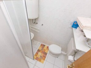 Appartement (Four Bedroom Apartment) | Salle de bain | Douche, serviettes fournies