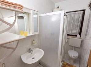 Apartamento (Four Bedroom Apartment) | Baño | Ducha y toallas