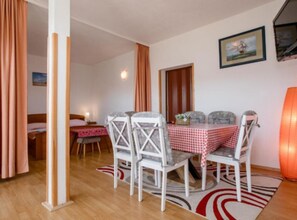 Huoneisto (Apartment Daisy) | Ruokasali