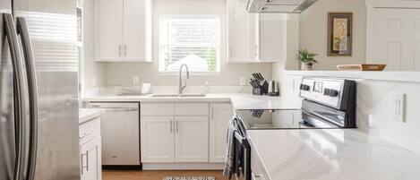 Réfrigérateur, four à micro-ondes, un four, surface de cuisson