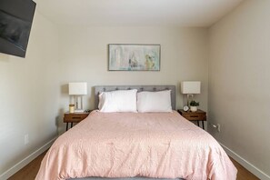 2 slaapkamers, een strijkplank/strijkijzer, reisbedje, gratis wifi