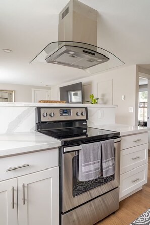 Frigorífico, microondas, horno y placa de cocina