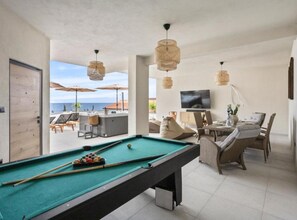 アパートメント (Three-Bedroom Penthouse Apartment) | ビリヤード