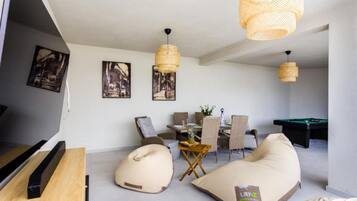 Appartement (Three-Bedroom Penthouse Apartment) | Salle de séjour