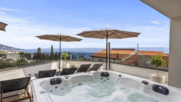 Appartement (Three-Bedroom Penthouse Apartment) | Bain à remous extérieur