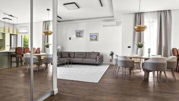 Appartement (Three-Bedroom Penthouse Apartment) | Salle de séjour