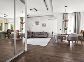 公寓 (Three-Bedroom Penthouse Apartment) | 客厅 | 32-英寸纯平电视(配备有线频道)