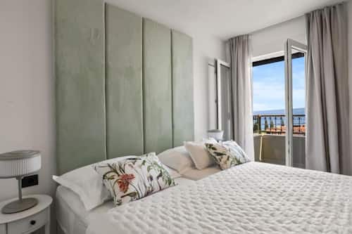 Apartment (Three-Bedroom Penthouse Apartment) | 2 Schlafzimmer, schallisolierte Zimmer, Babybetten, kostenloses WLAN
