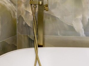 아파트 (Three-Bedroom Penthouse Apartment) | 욕실 | 목욕가운, 타월