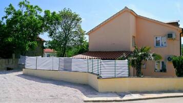 Ferienhaus (Four Bedroom Holiday Home with Pool) | Außenbereich