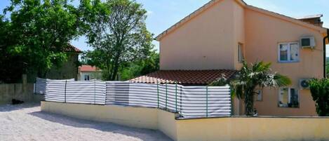 House (Four Bedroom Holiday Home with Pool) | Exterior