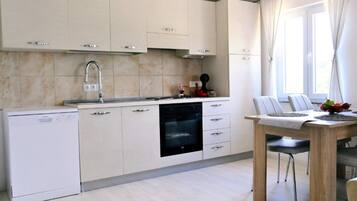 Ferienhaus (Four Bedroom Holiday Home with Pool) | Eigene Küche | Kühlschrank