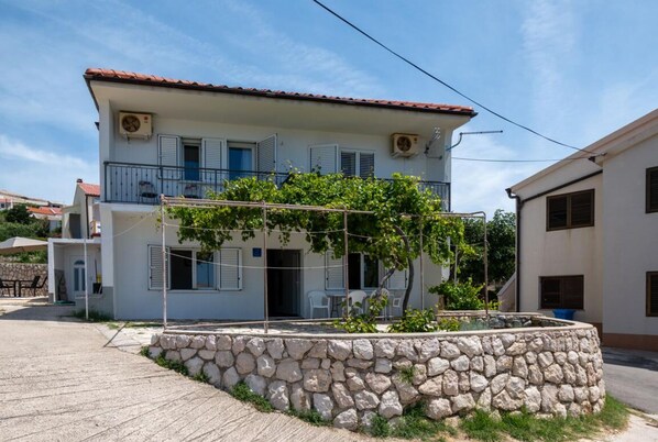 Hus (Three Bedroom Holiday Home) | Eksteriør