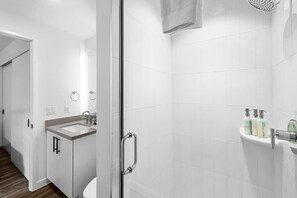 Dusche, Haartrockner, Handtücher, Shampoo