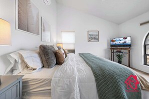 3 bedrooms, iron/ironing board, WiFi, bed sheets - Casa Deliciosa - An Irvie Home (Albuquerque)