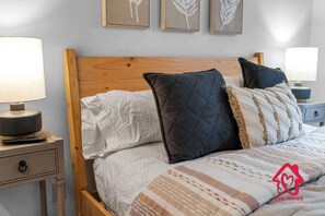 3 bedrooms, iron/ironing board, WiFi, bed sheets - Casa Deliciosa - An Irvie Home (Albuquerque)