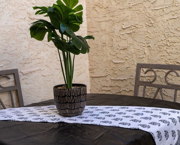 Outdoor dining - Casa Deliciosa - An Irvie Home (Albuquerque)