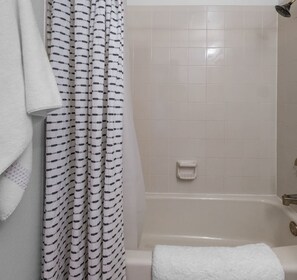 Shower, hair dryer, towels - Casa Deliciosa - An Irvie Home (Albuquerque)