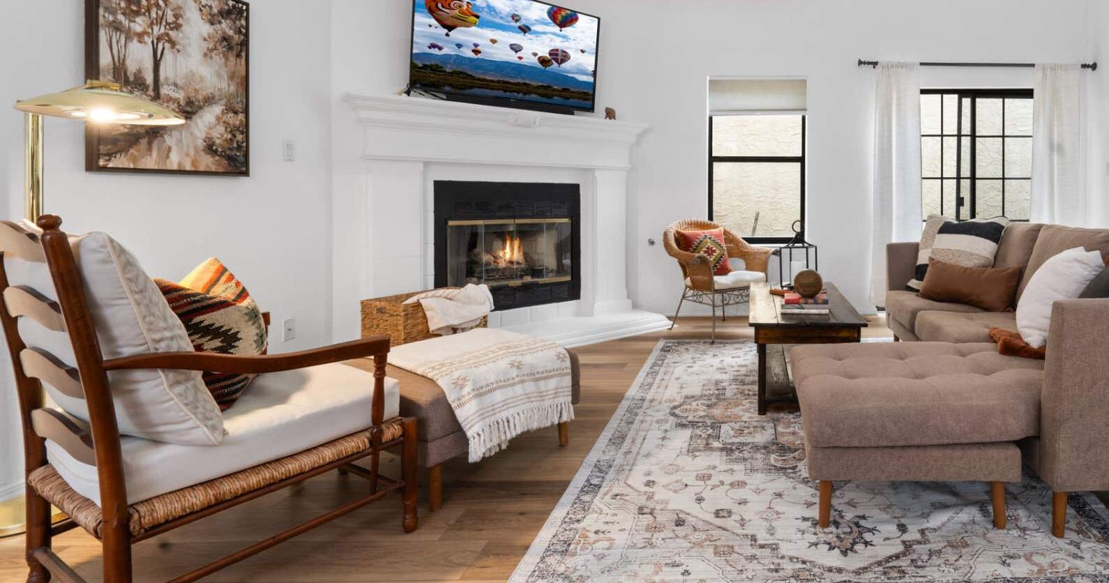 Télévision, cheminée, livres, espaces bureaux