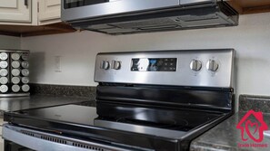 Fridge, microwave, oven, stovetop - Casa Deliciosa - An Irvie Home (Albuquerque)