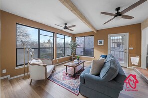 TV, fireplace, books, offices - Casa Deliciosa - An Irvie Home (Albuquerque)