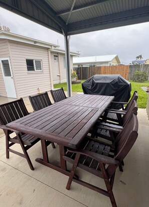 Outdoor dining - Elliott Heads Beach Retreat (Elliott Heads)