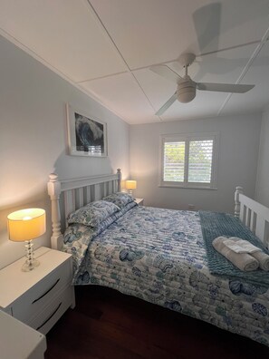 3 bedrooms, iron/ironing board, bed sheets - Elliott Heads Beach Retreat (Elliott Heads)