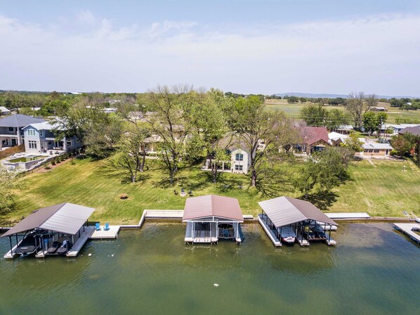 Exterior - Ladybird Lookout-Lakefront, boat & jet ski lift (Kingsland)