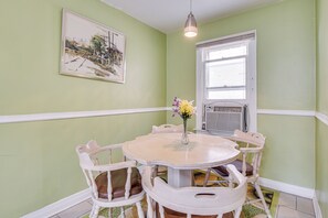 Dining - < 2 Mi to UChicago: Apt Near Bus Stops! (Chicago)