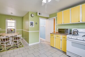 Fridge, microwave, stovetop, coffee/tea maker - < 2 Mi to UChicago: Apt Near Bus Stops! (Chicago)