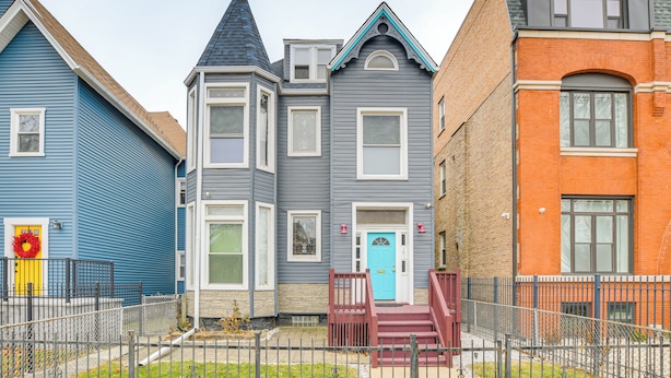 Una hilera de casas adosadas con una escalera central que conduce a la entrada.