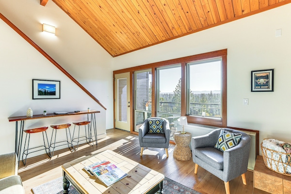 Bend Vacation Rental | 2BR | 2BA | 810 Sq Ft | 3 Flights of Stairs Required