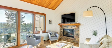 TV, fireplace