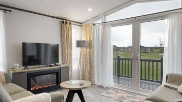 電視、壁爐、書籍、音響