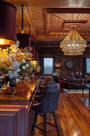 Breakfast, lunch, dinner served; international cuisine, garden views