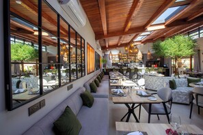 Petit déjeuner, déjeuner et dîner servis sur place, vue sur le jardin